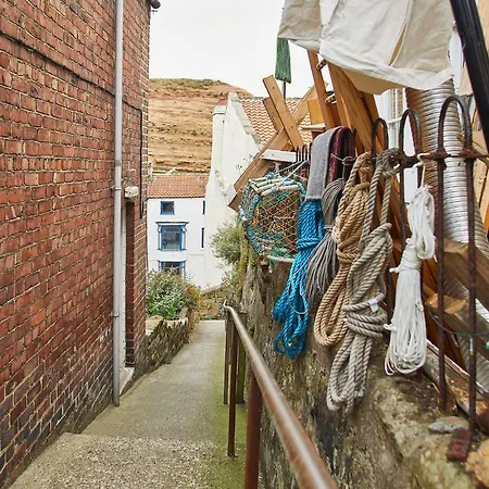 Host & - Victoria * Staithes