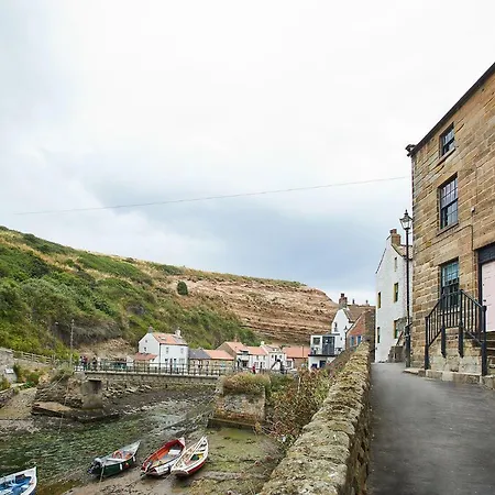 Host & - Victoria Apartman Staithes
